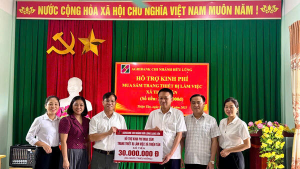 Agribank Chi nhánh Hữu Lũng trao tặng 30 triệu đồng  hỗ trợ mua sắm trang thiết bị làm việc cho xã Thiện Tân
