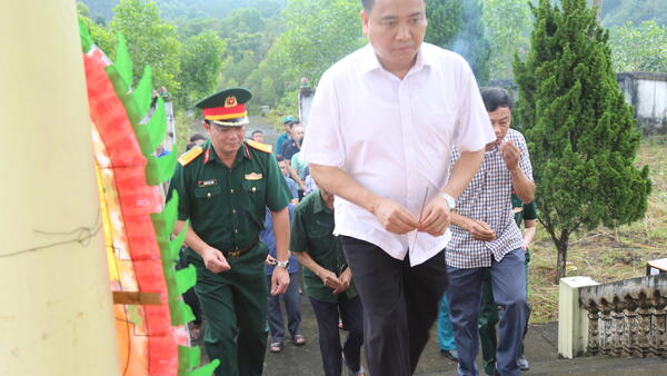 Đảng ủy, Hội đồng nhân dân, Ủy ban nhân dân, Uỷ ban Mặt trận Tổ quốc xã Thiện Tân đã thành lập 04 đoàn đến 04 nhà bia ghi tên các anh hùng liệt sỹ trên địa bàn xã để dâng hương và tặng quà các gia đình chính sách