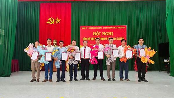 Đảng ủy, HĐND, UBND xã Thiện Tân tổ chức Hội nghị công bố và trao Quyết định bổ nhiệm các chức danh lãnh đạo chủ chốt của xã Thiện Tân, tỉnh Lạng Sơn.